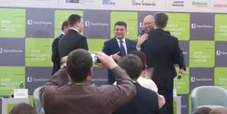Порошенко, Гройсман и Яценюк  радуются "безвизу" / Скриншот видео