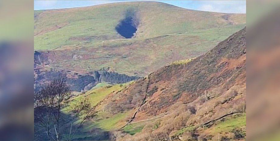 Гігантська діра в горах шокувала місцевих: дехто називає її "пащею диявола"