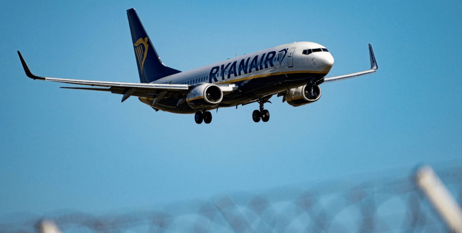 Літак авіакомпанії Ryanair Літак авіакомпанії Ryanair, дешевий рейс, переліт, чоловік освідчився, заручилися в повітрі,