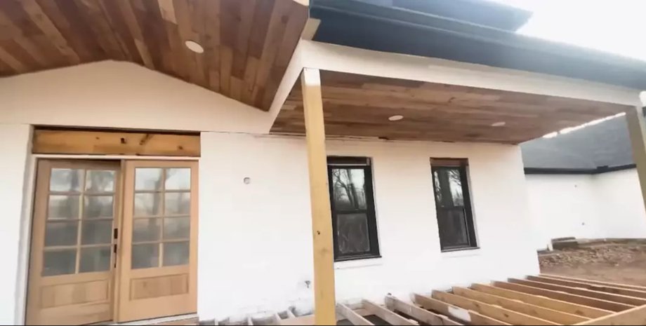 Недостроенный жилой дом в Техасе, строительство которого не было завершено после получения денег от клиентов