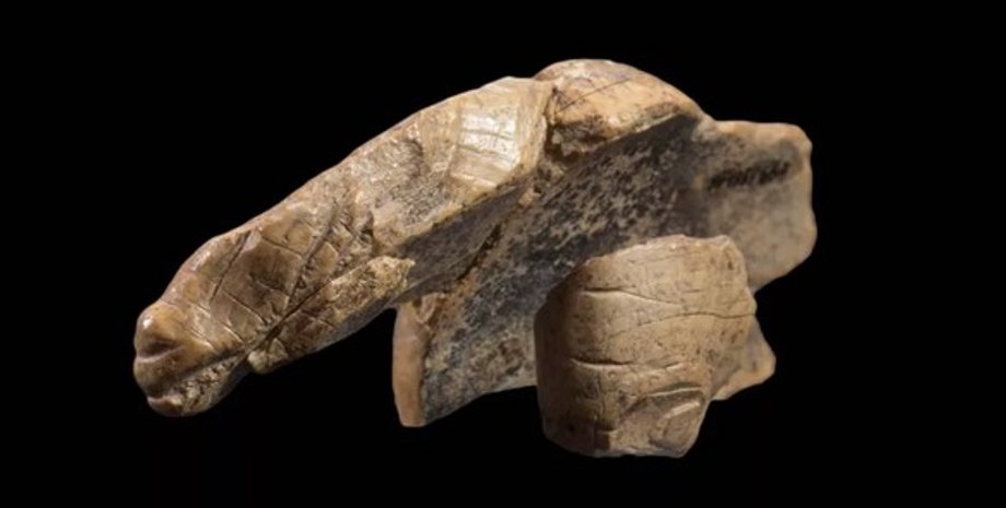 резная фигурка, древнее животное