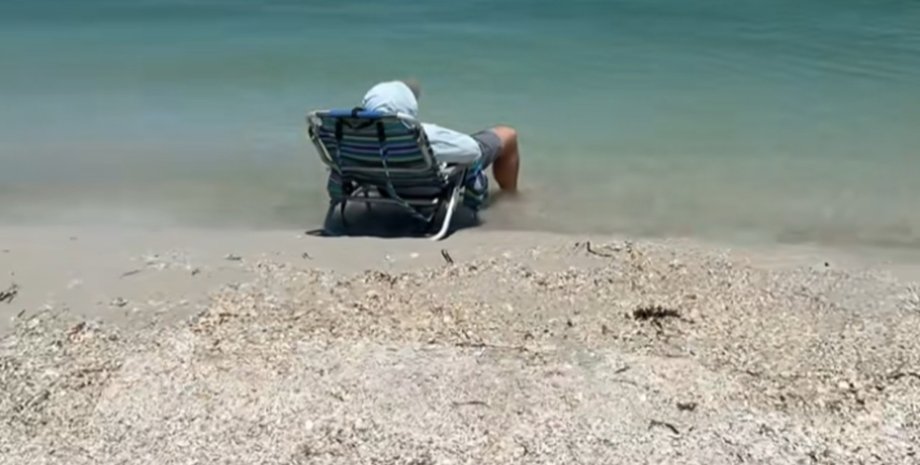 Мужчина заснул на берегу океана и оказался по шею из-за прилива