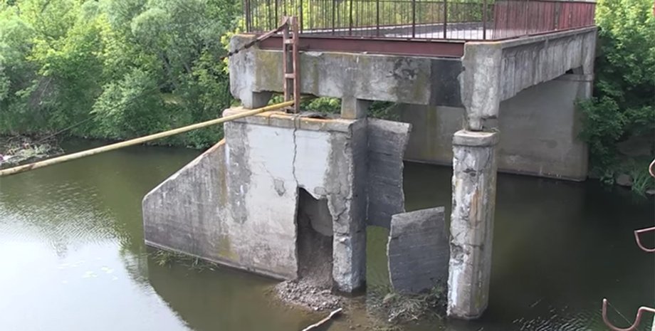 Поврежденный мост в селе Дениши / Фото: YouTube