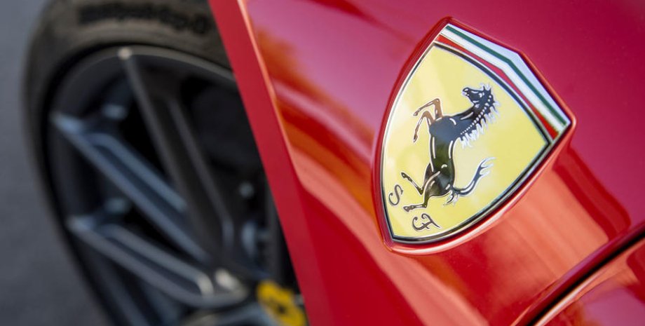 емблема Ferrari