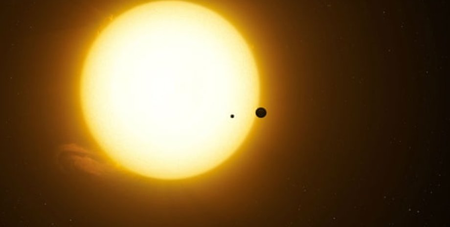 Планета Kepler-1625b со своим гипотетическим спутником на фоне звезды-хозяина. Иллюстрация: Dan Durda/Science