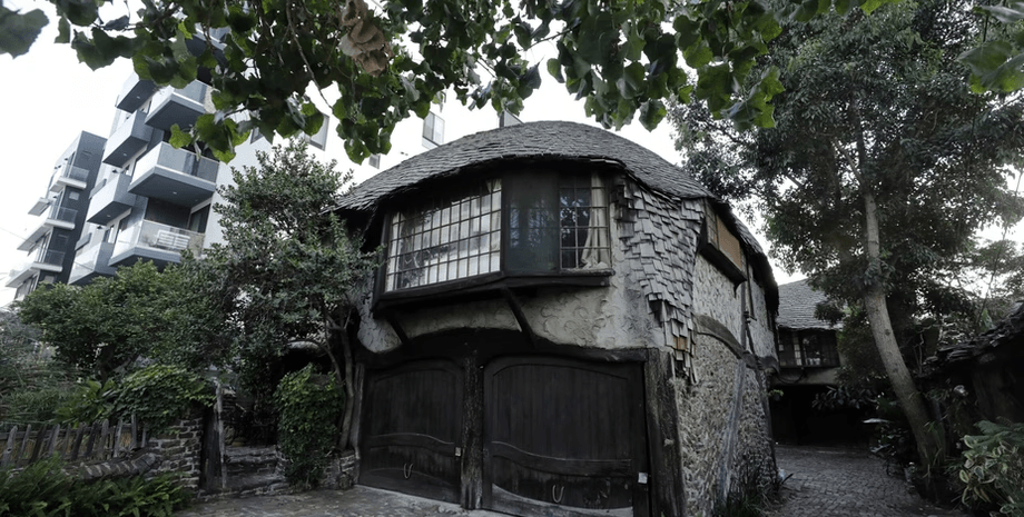 Особняк, убежище хоббита, необычный дом, уникальный дом, в стиле фэнтези, особняк посреди города, тайна необычного дома,