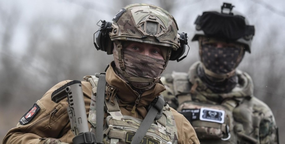 Gli invasori cercano di muoversi il più possibile fino a quando i soldati ucrain...