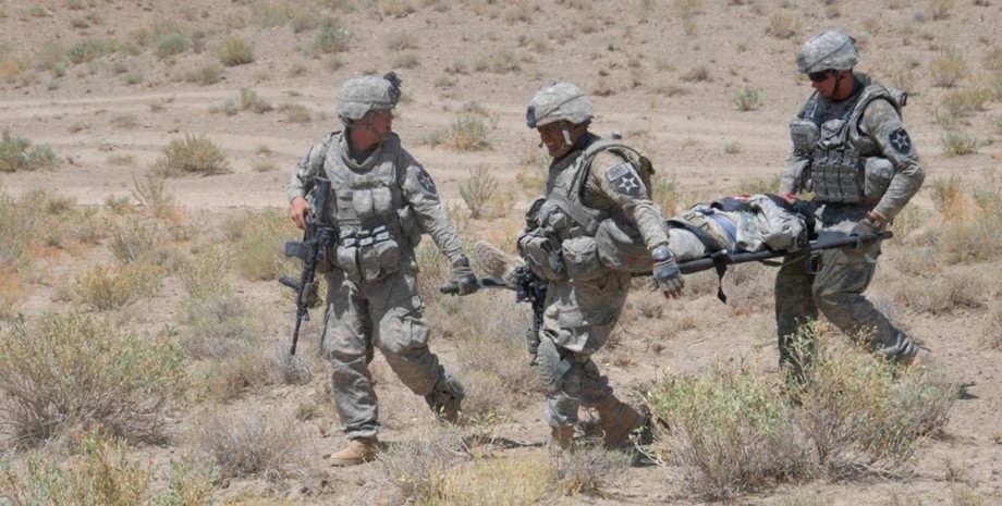 евакуація поранених військово-польова медицина, евакуація, військові санітари, польова медицина, військові медики, евакуація з поля бою