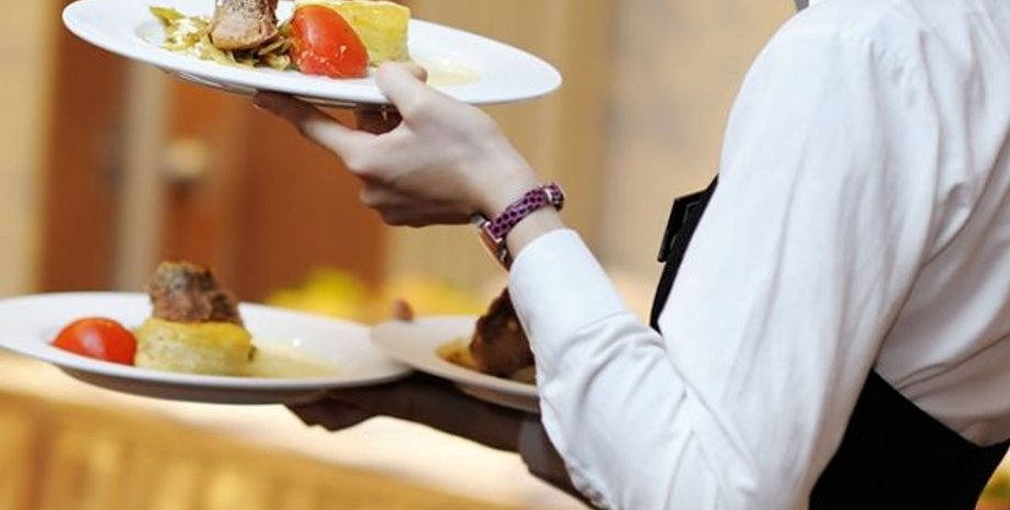 Турист з Італії покинув французький курорт через офіціанта, який переслідував його через 500 євро чайових, курйози