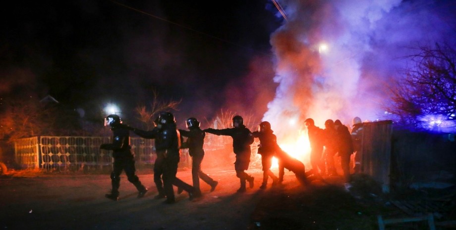 протести, поліція, ніч, вогонь