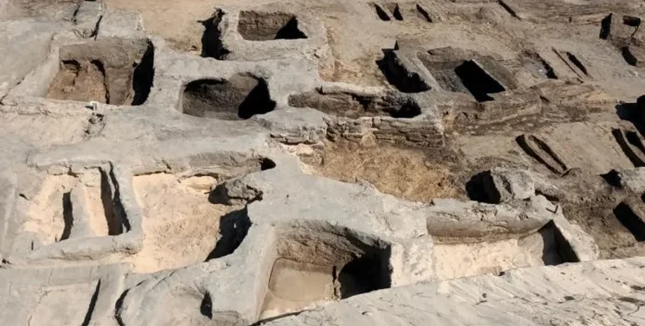 Єгипет, золото, археологи, археологія, знахідка, прикраси, розкопки, статуетка, гробниця, поховання, відкриття, фольга, амулет, культура, історія, єгиптяни