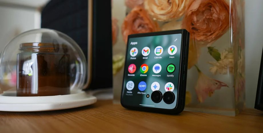 Складаний смартфон Motorola Razr Ultra 2025