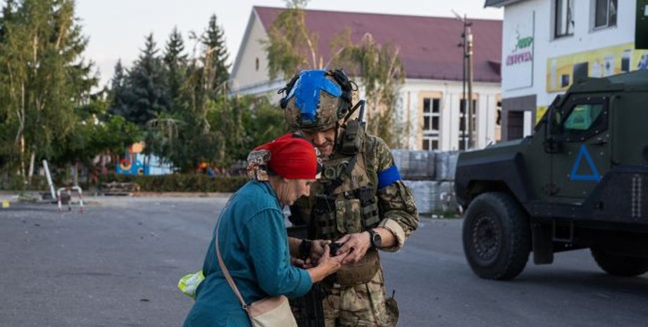 Украинский военный и жительница российской Суджи