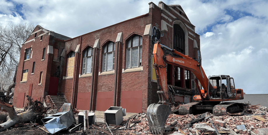 Строители снесли часть исторического здания, дом, городские власти, снос здания, незаконный снос, штраф, строители, бульдозер