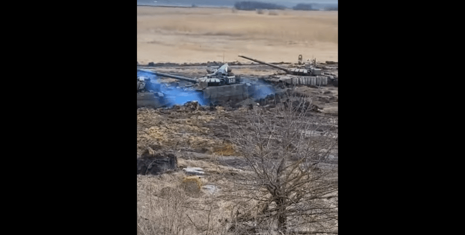 танки застряли в грязи