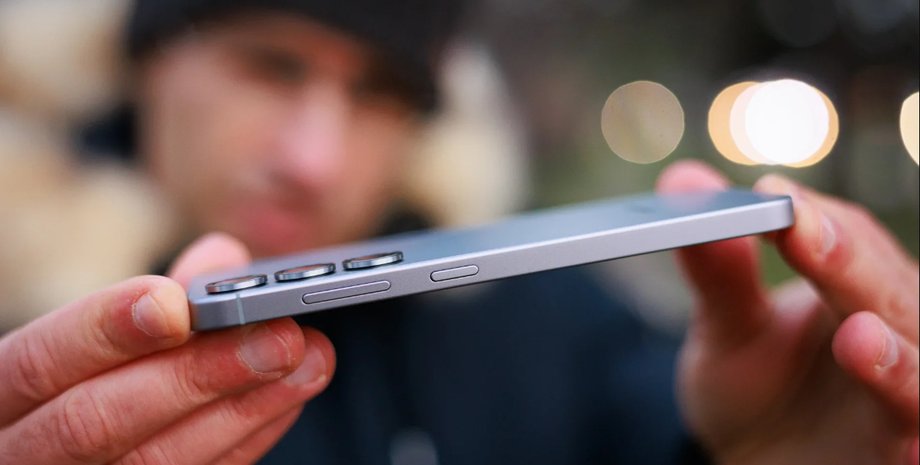 Смартфон Samsung Galaxy S25 Ultra имеет тонкий корпус