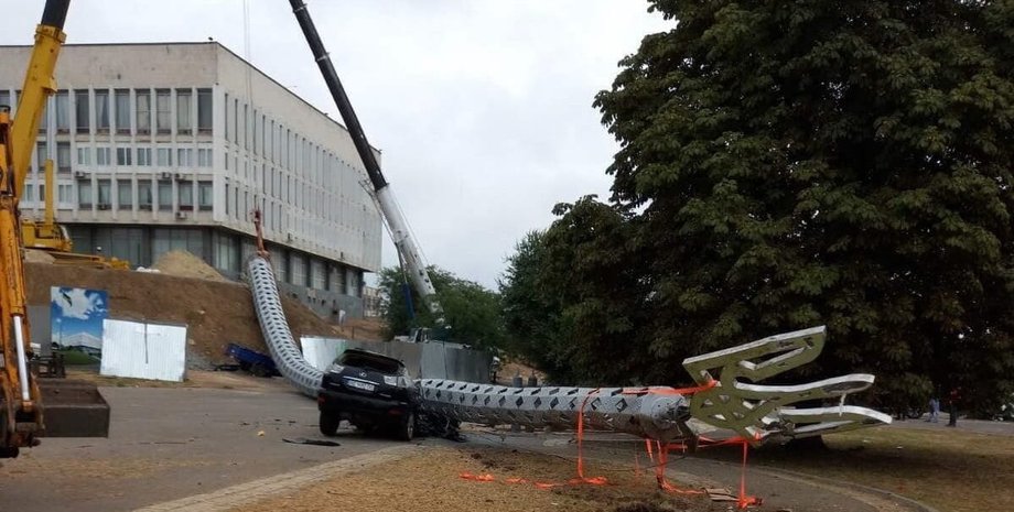 В Херсоне упал флагшток, в Херсоне упал флагшток, флагштоки в Украине,  День флага