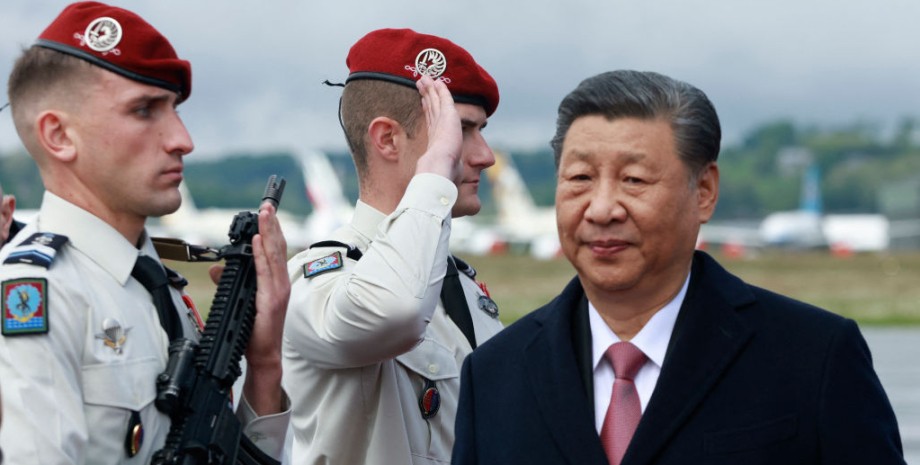 Chiński przywódca Xi Jinping wraca z europejskiej trasy do Pekinu, gdzie następn...
