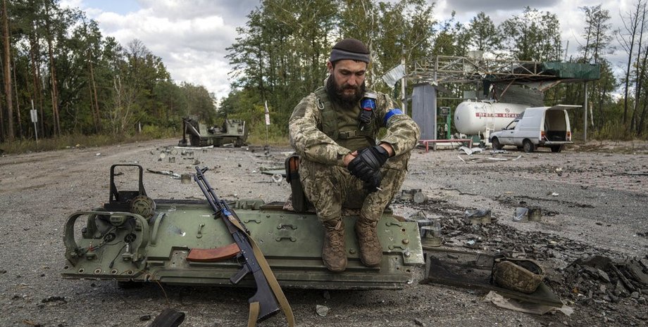 Боец ВСУ сидит и курит, солдаты ищут погибших, лиман , освобождение