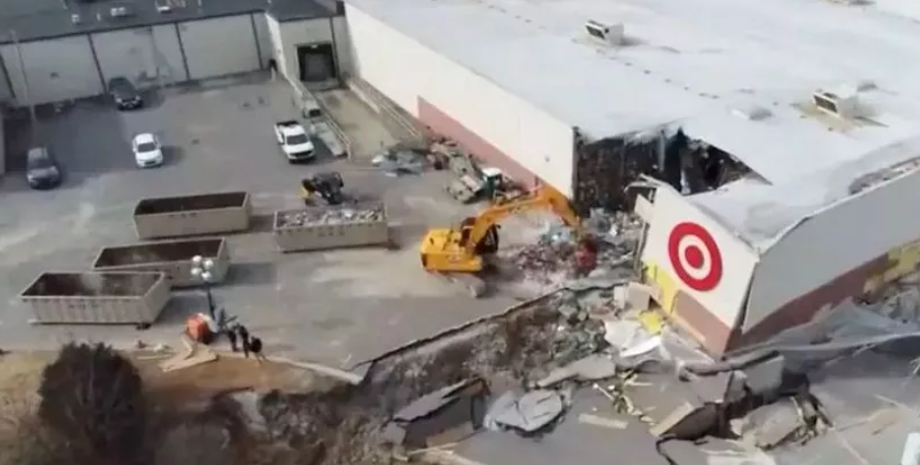 Супермаркет ушел под землю, оползень, обвал, США, авария, катастрофа, фото