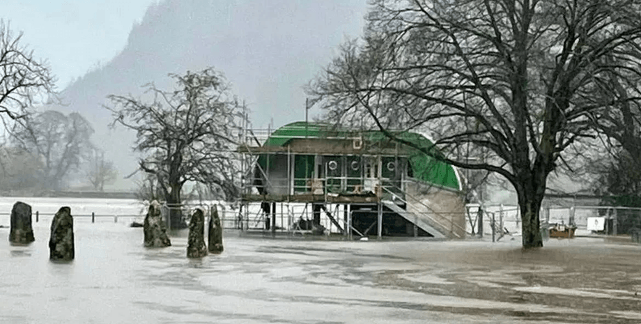 Общественный туалет, наводнения, паводки, туалет на сваях, похож на космический корабль, Ноев ковчег, деньги налогоплательщиков
