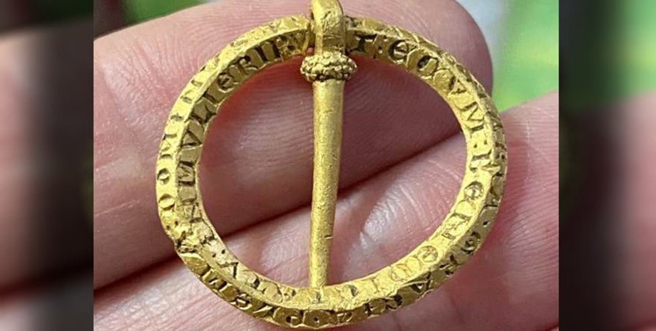 золотая брошь, пальцы, ладонь, фото