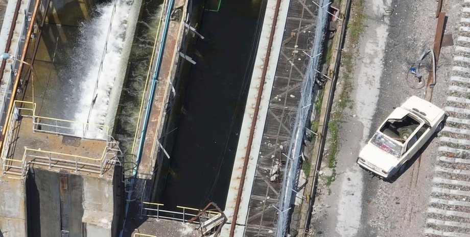 Каховская ГЭС, автомобиль, Херсонская область, война в Украине