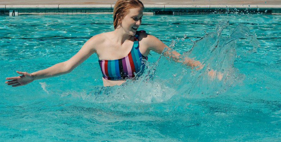 Жінка в басейні, басейн, сусіди, сварка з сусідами, сусіди проникали у двір, чужий басейн, догляд за басейном,