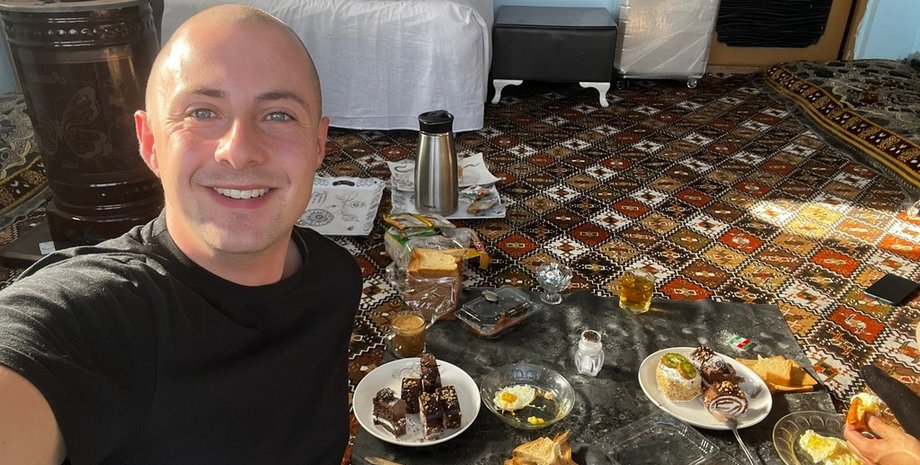 блогер, навушники, пошук