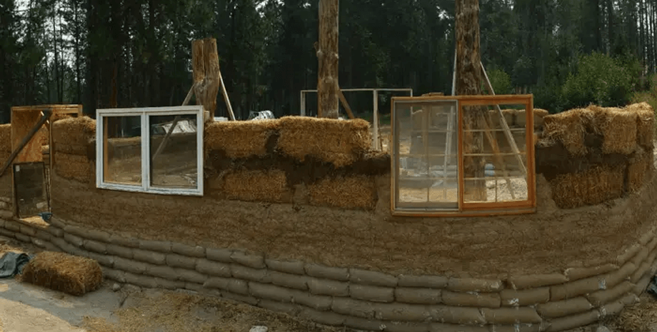 Будинок із природних матеріалів, глиняний будинок, дешеве житло, побудували будинок із глини та соломи, заснували компанію, вчать людей