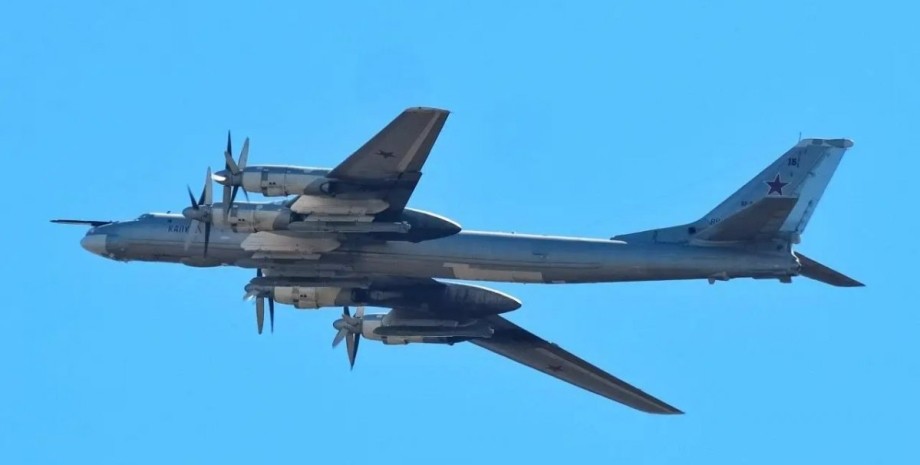 Носитель ракет х-101 Российский стратегический бомбардировщик Ту-95МС