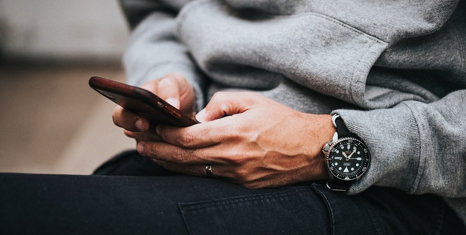 смартфон у руках Android-смартфони шахраї атака Bait and Wait