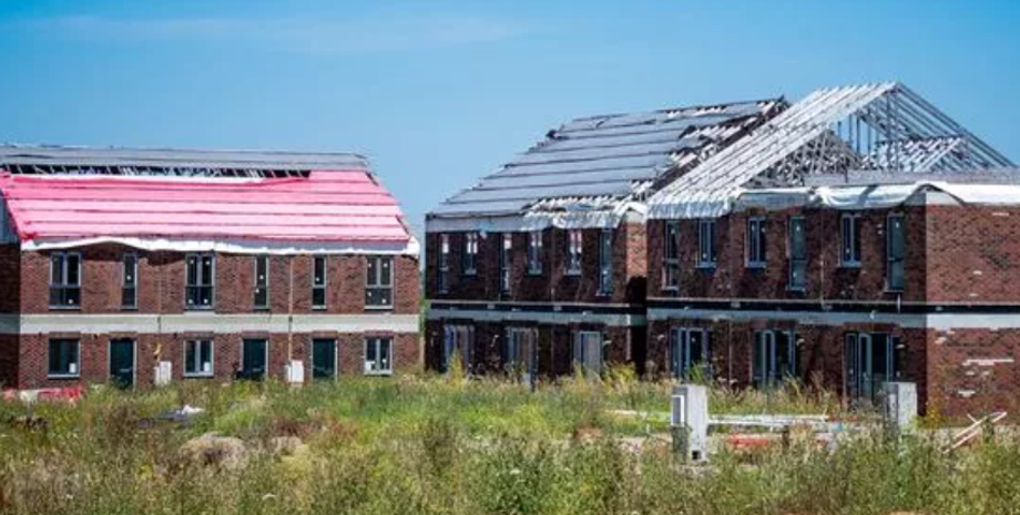 Жилой комплекс стал зоной отчуждения, покупка недвижимости, жилье, аренда, дома стоят пустыми, скандал