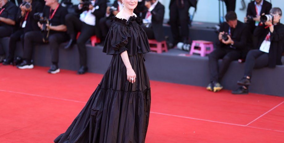 Джуліанна Мур, Джуліанна Мур чоловік, Джуліанна Мур стиль, аеропорт у гемптонсі, барт фрейндліх