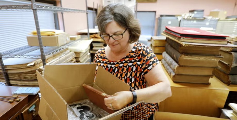 Книгу повернули через 119 років, книга, бібліотека, науковий трактат, фізик, Джеймс Максвелл, науковий текст