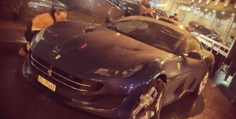 Ferrari Portofino, парковка в Києві, суперкар Ferrari, евакуатори в Києві