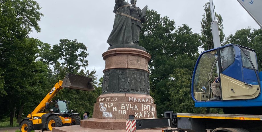 Демонтаж памятника.