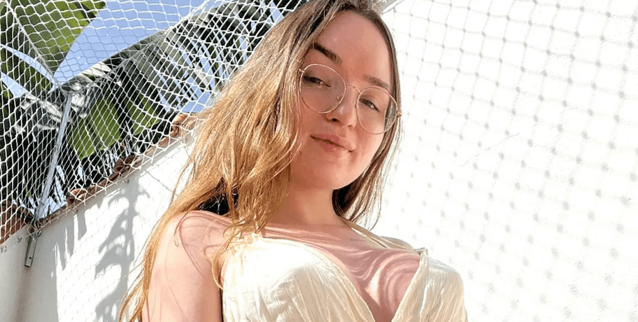 Модель стала дружиною на час, сурогатна дружина, дружина на час, дружина за гроші, модель, дивиться футбол, заробила статки