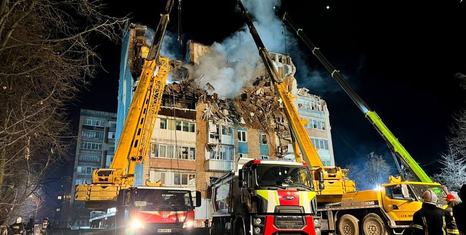 Тернопіль після удару РФ — рятувальники працюють всю ніч — під завалами шукають 22 людини Наслідки удару по багатоповерхівці у Тернополі 19 листопада