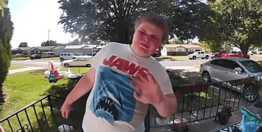 Хлопчик шукає друзів, друзі, самотня дитина, вірусне відео, соцмережі, прийшов до сусідів, зібрали гроші, сусіди, діти,