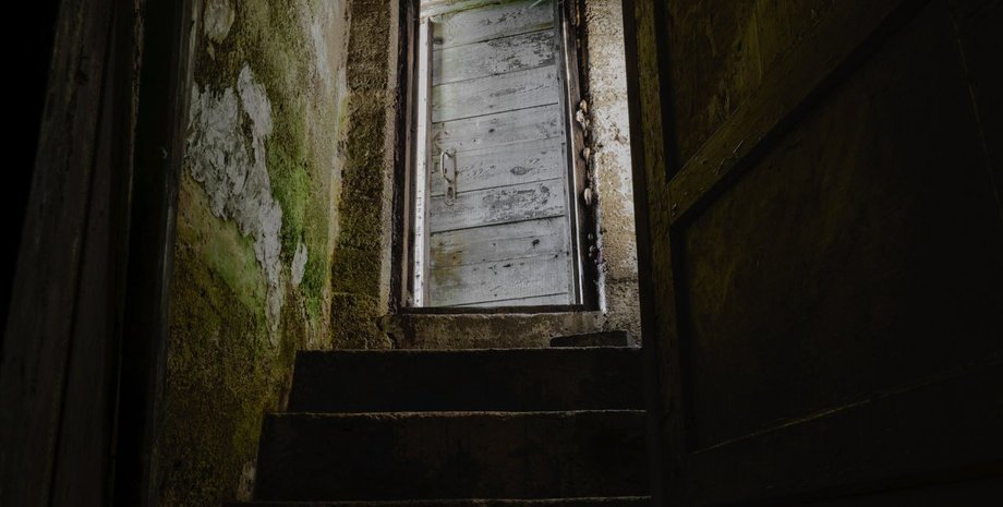 Подвал, старинный дом, потайная комната, прятались католические священники, спасались от преследований, ремонт в доме, необычная находка, соцсети