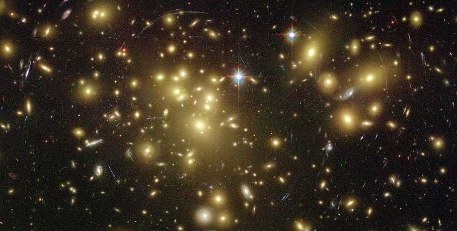 Фото галактического кластера Abell 1689, сделанное с помощью телескопа Хаббл. Ученые считают. что в кластере присутствует темная материя. Источник: NASA