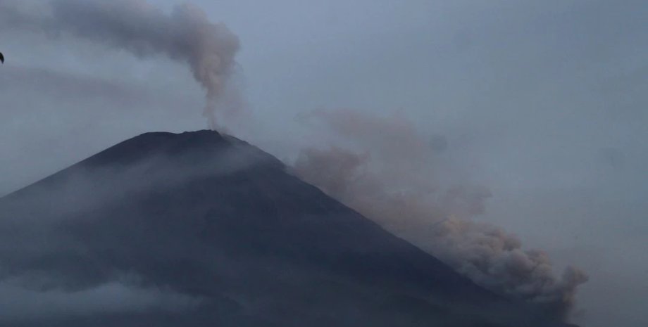 Вулан Семеру в Индонезии