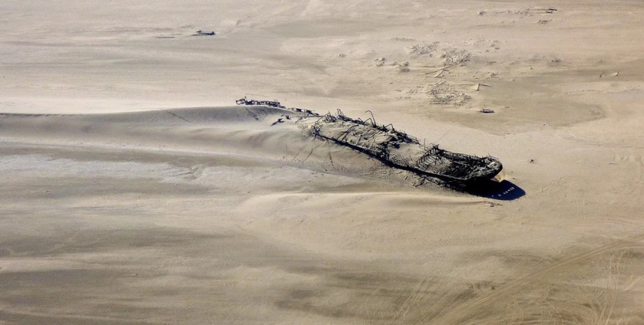 пустыня намиб, затонувший корабль