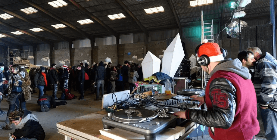 рейв-вечеринка, Франция, незаконная вечеринка во Франции, полиция франции, тусовка во франции