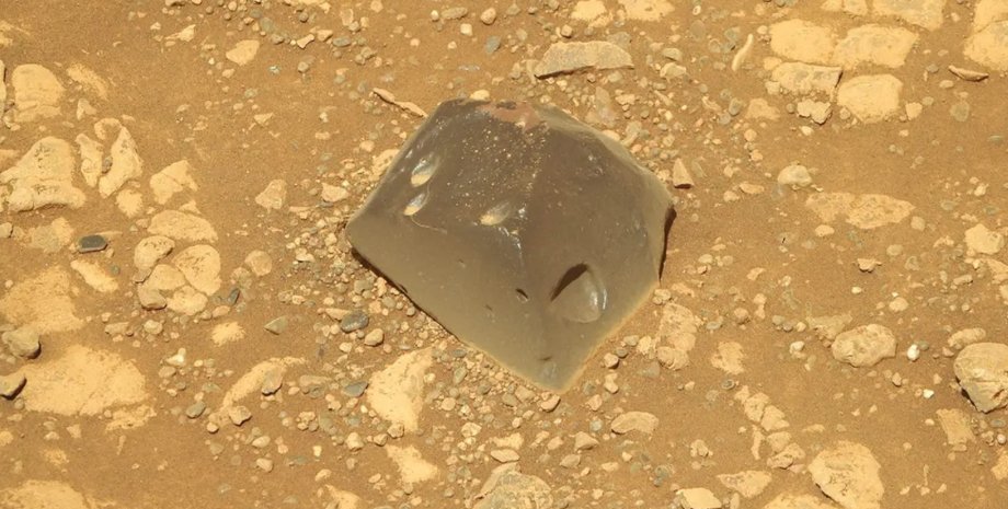 камінь Марсохід Perseverance знайшов на Марсі чужорідний об'єкт: його ширина 48 см0