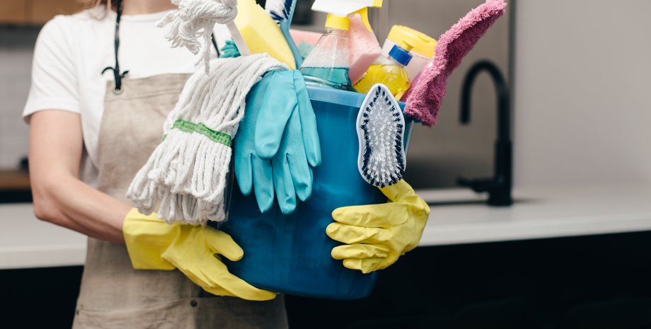 Прибирання, сімейний конфлікт, сестра проникла в кімнату брата, судова заборона, особистий простір, сімейна сварка,