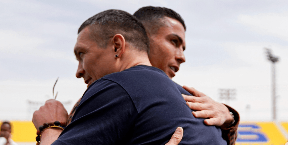 Криштиану Роналду и Александр Усик, саудовская аравия, роналду аль-насср, усик роналду, усик подписал футболку