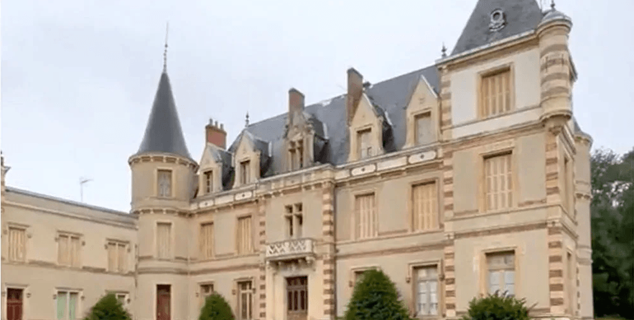 Покинутий замок у Франції, старовинний замок, власник замку загинув на Титаніку, закинутий особняк, не чіпали 100 років