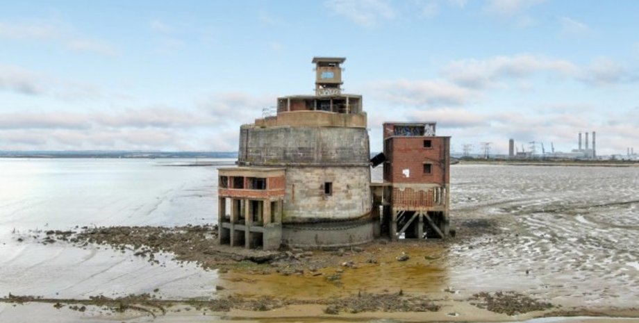 Заброшенная военная башня на реке, башня, недвижимость, уникальные адрес, трудно добраться, странная покупка, ремонт,